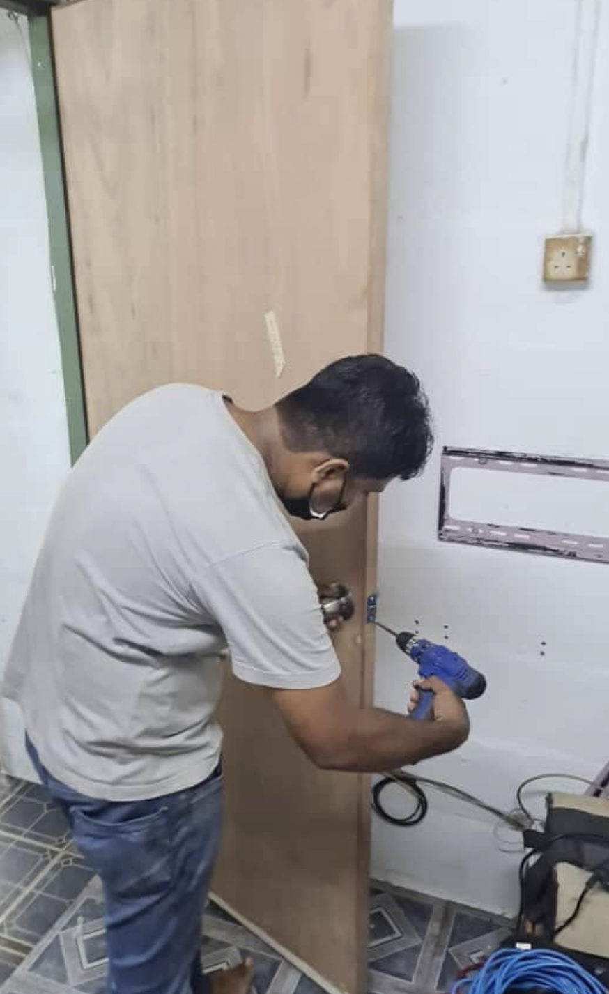 baiki-pintu-rumah-lembah-klang
